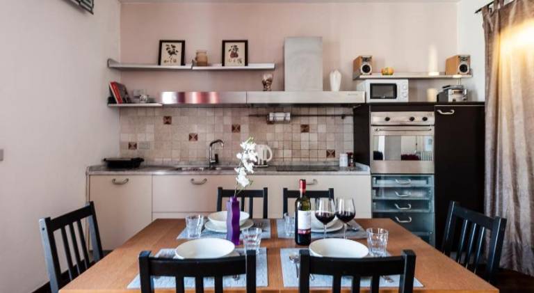 Hostly - Light and Wood near the Tower - 100sqm, 6 pax, 2 Bedrooms, AC, Town Center — photo 3
