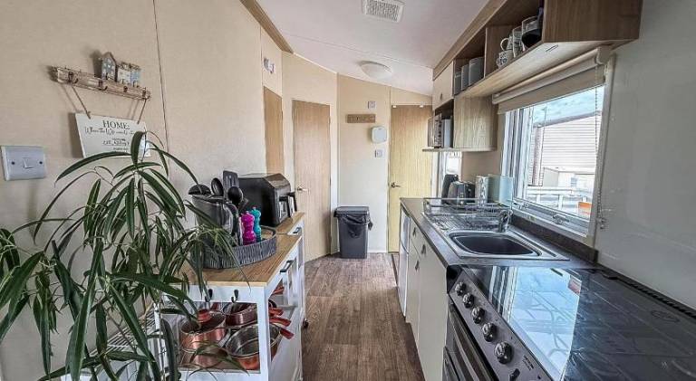 Lovely 6 Berth Caravan With Decking At California Cliffs In Scratby Ref 50027F — photo 5