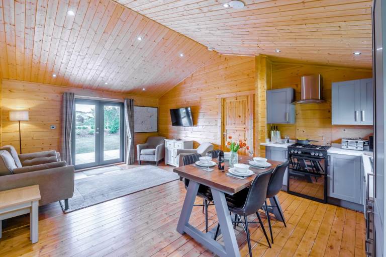 Lodge with yard & grill — photo 4