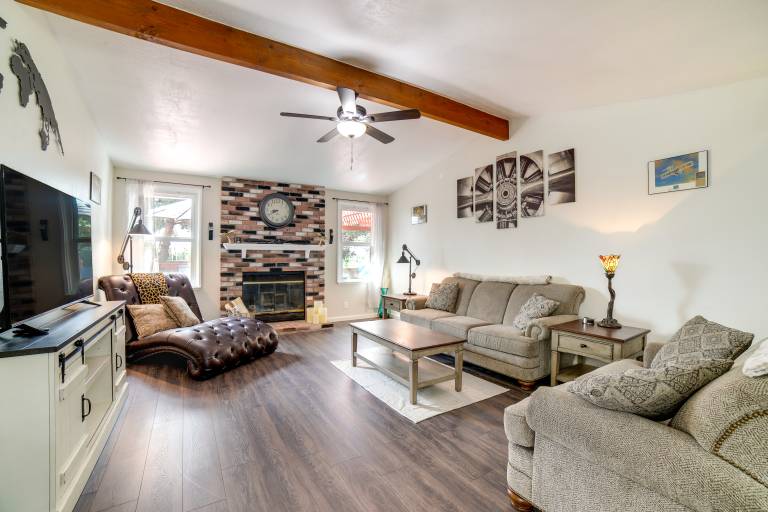 Pet Friendly Home w Hot Tub 6 Mi to Dtwn Reno
