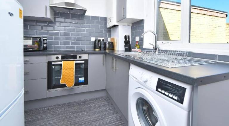 Lily House by YourStays - Cosy 3 Bedroom House in Crewe — photo 2