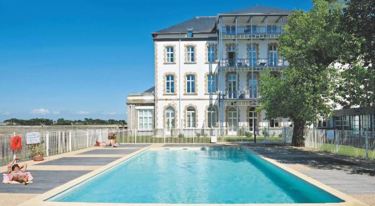 Serviced apartment with terrace, pool & garden in Le Croisic