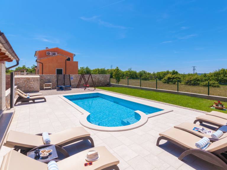 Children-friendly spacious rental with grill, pool & garden | Pool view | Pet-friendly — photo 4