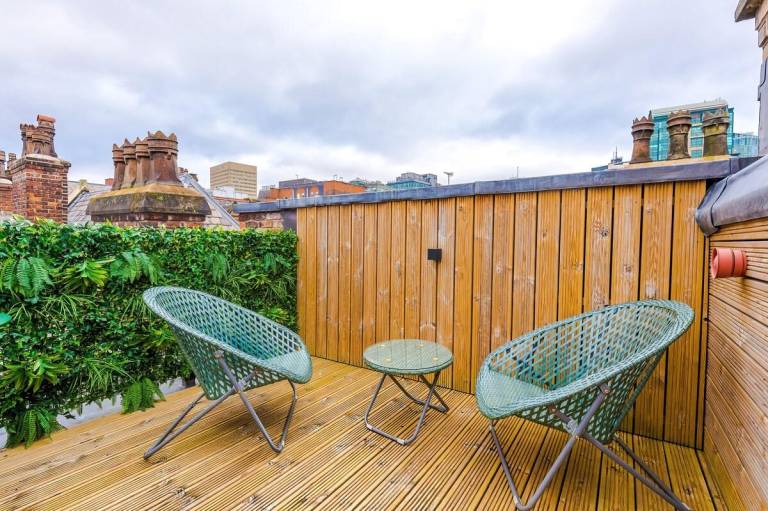 Vacation home with yard | Near Manchester Town Hall | Suitable for remote work — photo 5