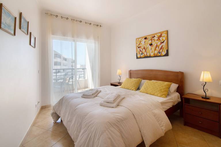 Apartment 'Quarteira Beach Iii' with Balcony, Wi-Fi and Air Conditioning in Loulé