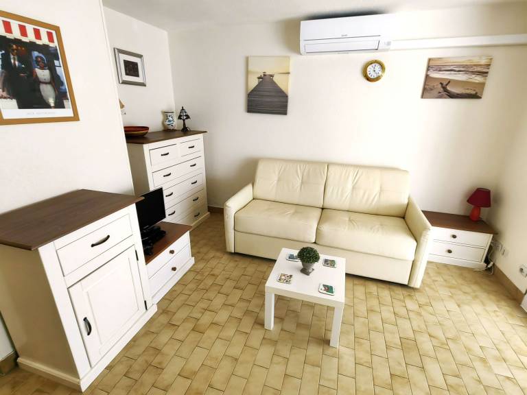 Lovely T2 cabin for 4 people, garden, 900m from the sea in Agde