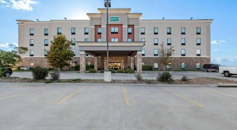 Flag Point Inn & Suites Pratt — photo 2