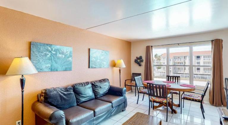 Pleasant rental apartment with hot tub | Close to the beach | Pets allowed in South Padre Island, TX
