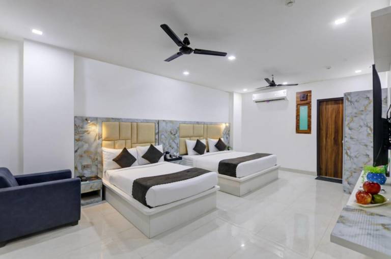 Status By Hotel The Emporio