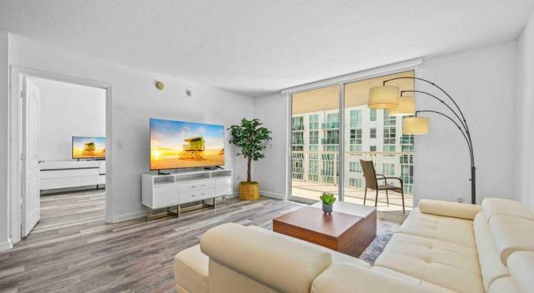 Amazing 1 Bed 1 Bath • Brickell • City & Bay View — photo 2