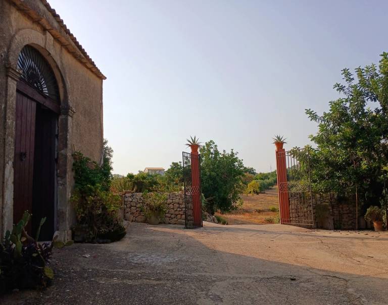 Contrada Canalisi - Agriturismo con stile unico rilassato: Accogliente Fattoria con Giardino e Spazio Esterno — photo 4