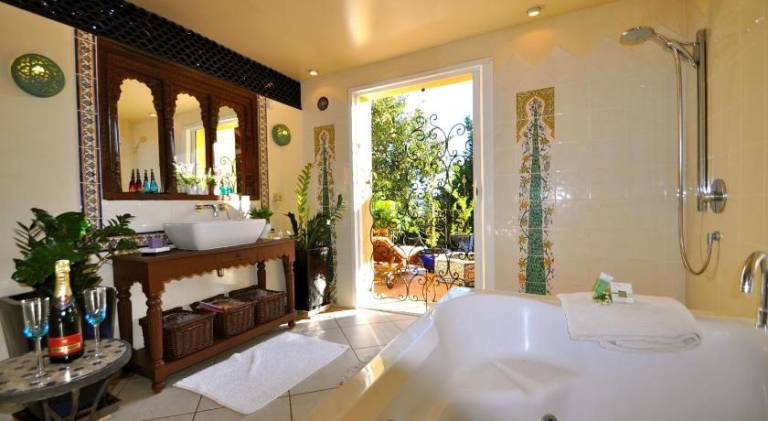 House with pool & jacuzzi — photo 3