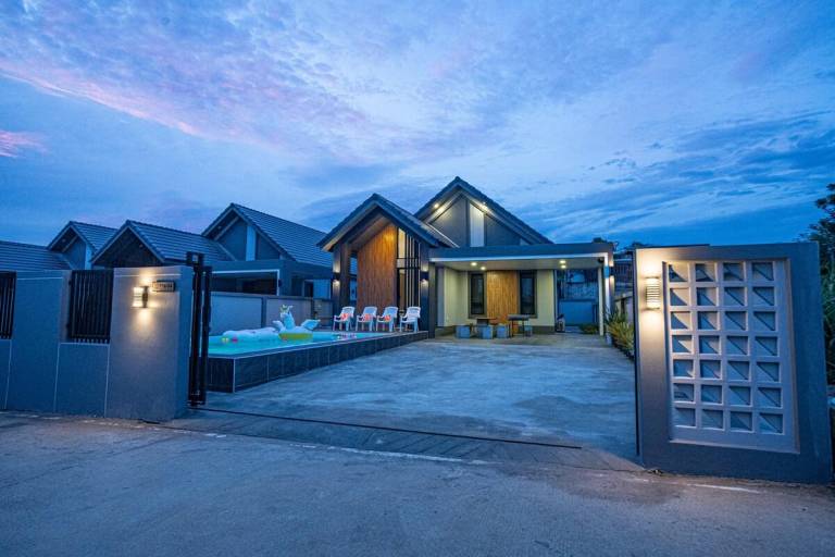 House with patio, pool & BBQ — photo 4