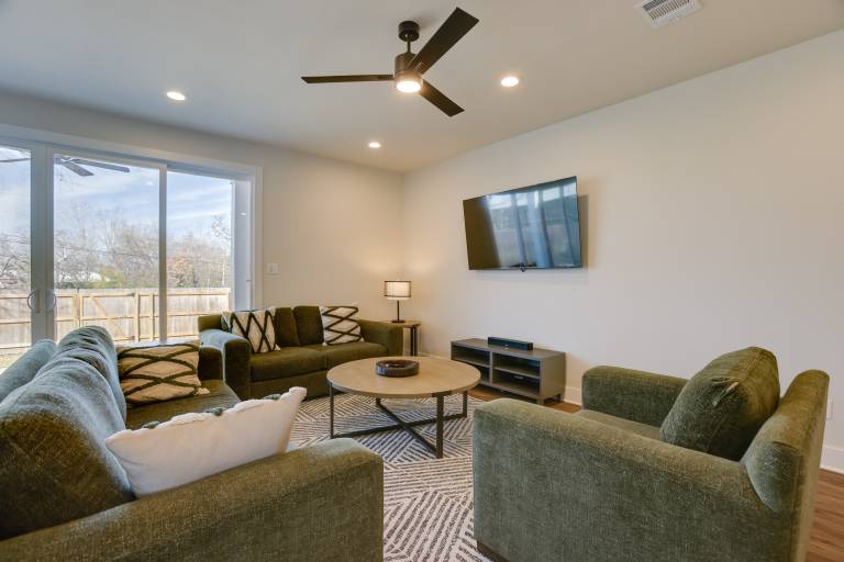 Walk to Restaurants Modern Escape Near Kyle Field