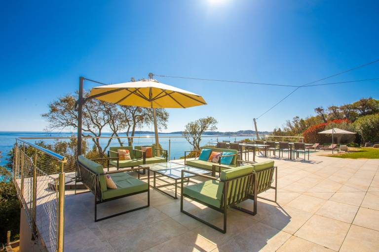 Villa with Stunning Views of the Gulf of Saint-Tropez, Beach 200 m Away — photo 2