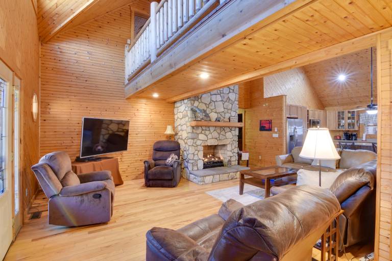 Pets Welcome! Shenandoah Log Home w/ Hot Tub — photo 5