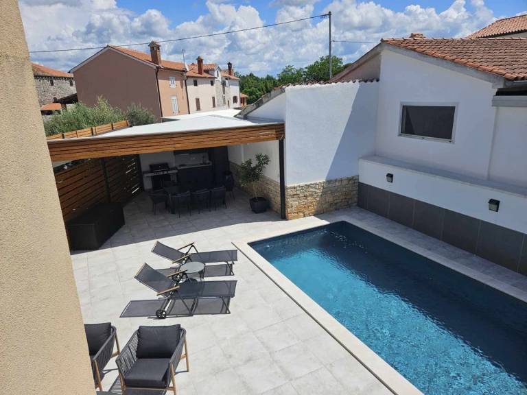 Holiday apartment with private pool, patio & grill — photo 4