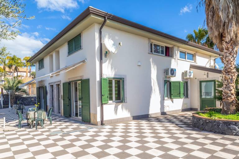 Holiday apartment with pool, terrace & barbeque | Mountain view | Dogs allowed — photo 2