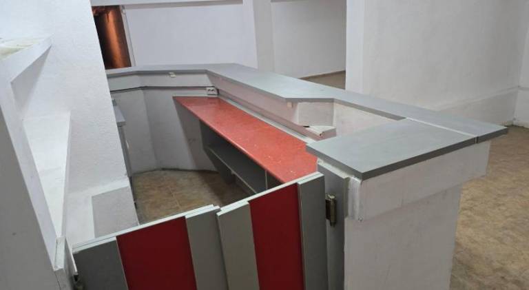 Empty Hall Space with Kitchen Bar & 2 Bathrooms - No Beds, No Bedrooms, No Hot Water, Not Suitable f in Kazan