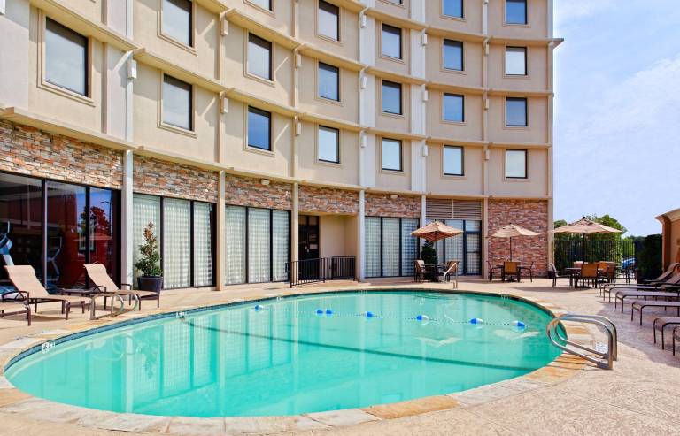 Holiday Inn Express Dallas Market Center By IHG — photo 2