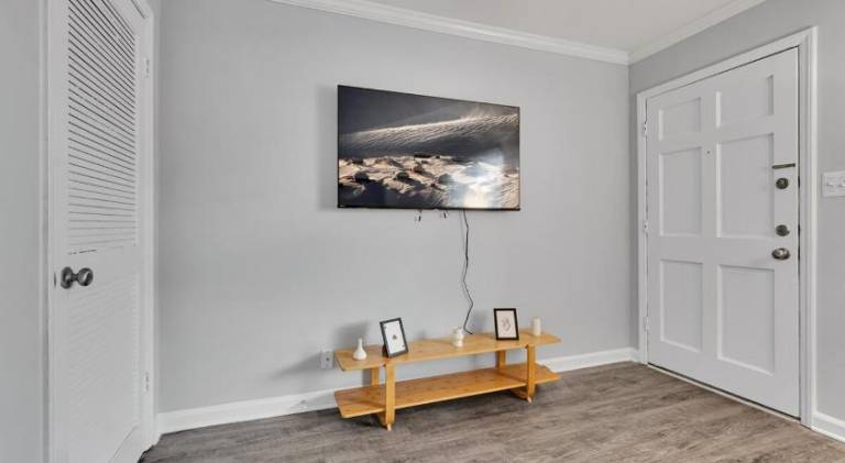 Apartment with pool — photo 4