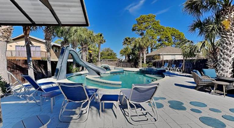 Vacation home with pool — photo 5