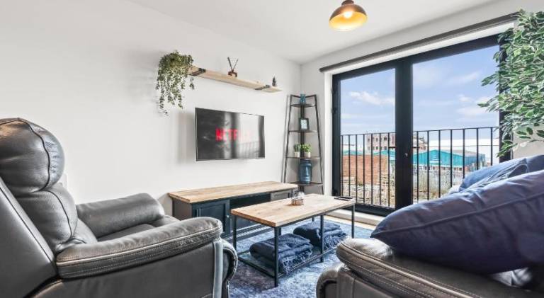 Central Liverpool 2 Bedroom Apartment, Large, Modern, WIFI, Sleeps 4 in Liverpool