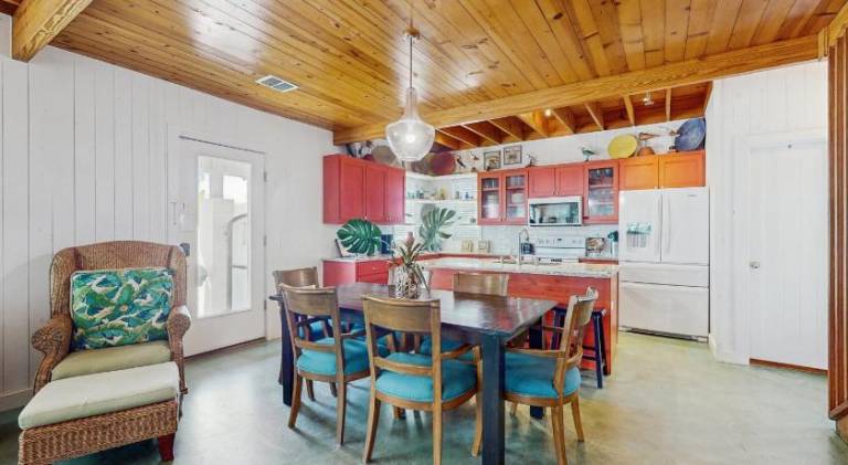 Vacation home with pool & BBQ | Perfect for remote work | Pets allowed — photo 4