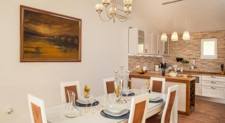 Villa with pool & hot tub | Dogs allowed — photo 4