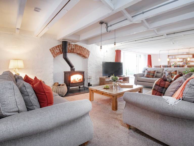 Children-friendly pleasant cottage with yard & grill | River view | Dogs allowed — photo 2