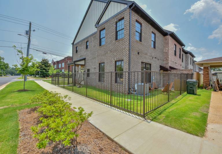 House with yard & BBQ | City view — photo 2