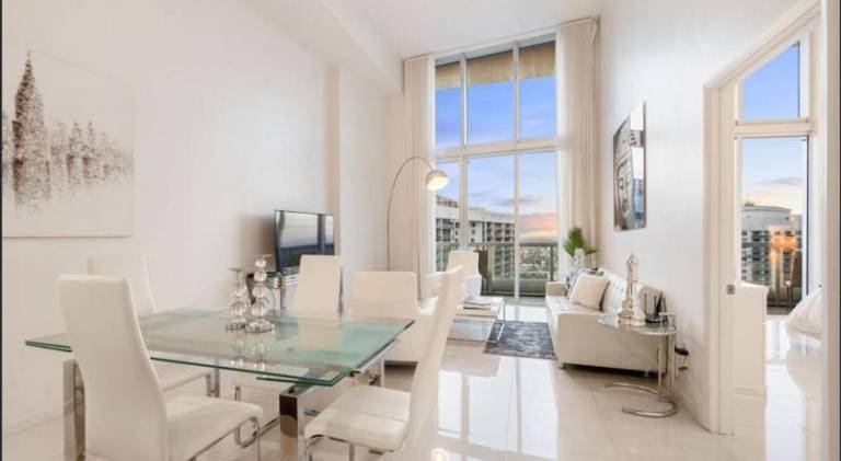 Holiday apartment with pool & jacuzzi | Close to Bayfront Park in Miami, FL
