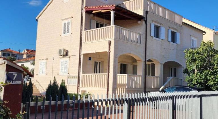 Holiday apartment with patio in Supetar