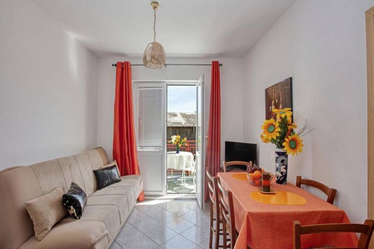 Holiday apartment with yard, barbeque & patio | Pets allowed — photo 3