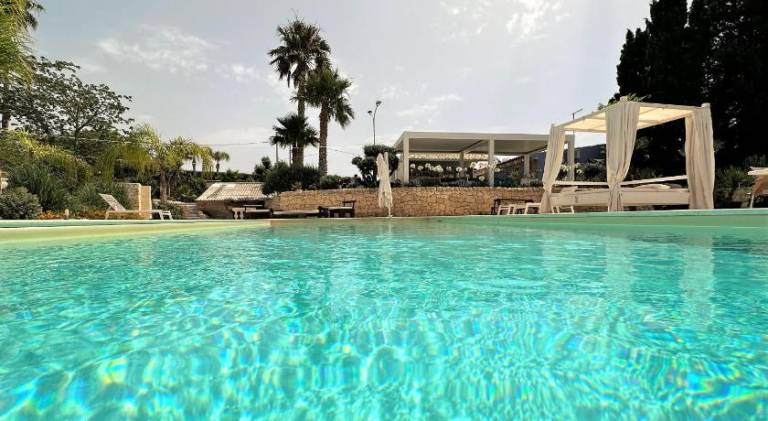 House with pool — photo 2