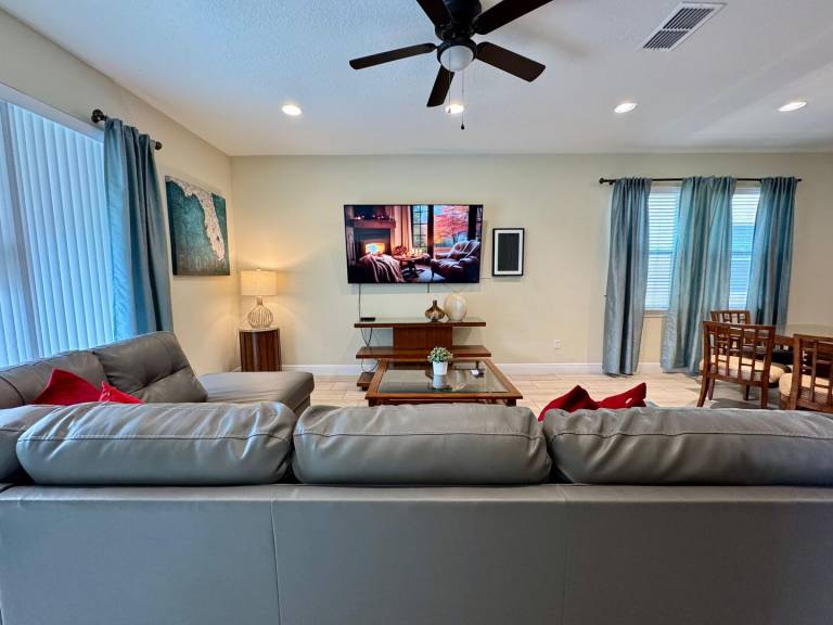 Fully equipped spacious vacation home with private pool, barbecue & hot tub | Pets are welcome — photo 5