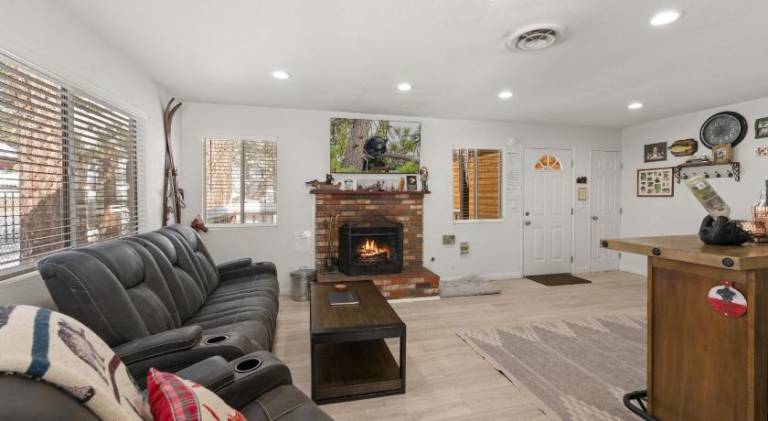 Nunu's Cabin - Beautiful cabin, close to ski resorts and town, Hot Tub and Board Games! — photo 3