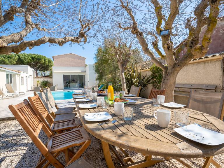 Fully equipped vacation home with private pool, patio & yard | Next to the beach | Perfect for remote work | Pets are welcome — photo 2
