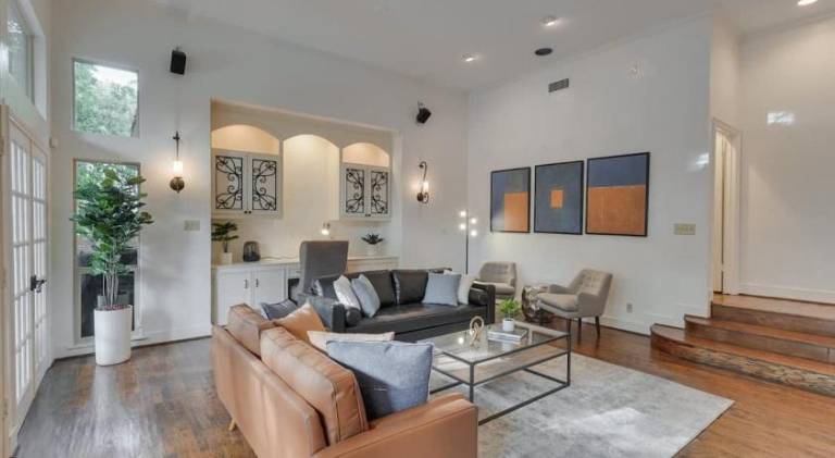 Fully equipped vacation home with private pool, barbecue & yard | Pet-friendly — photo 3