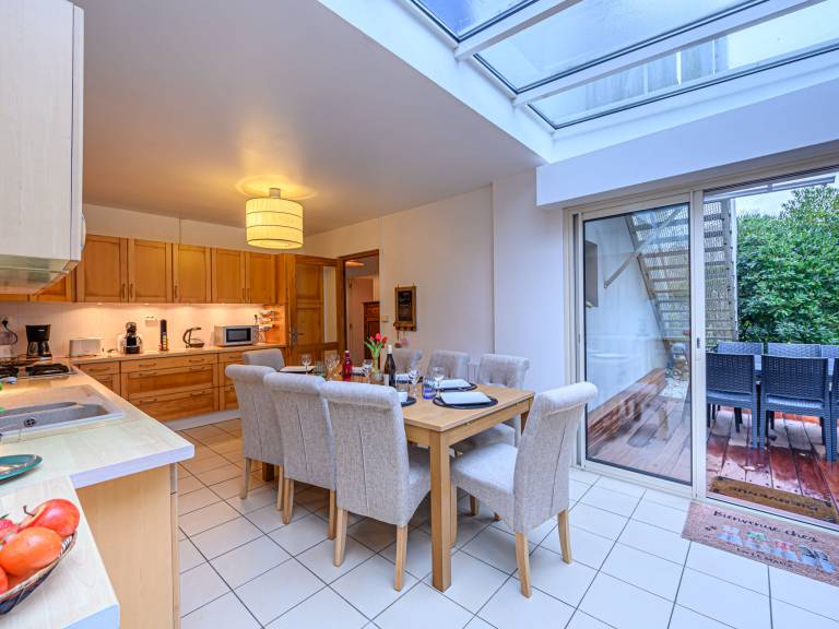 Rental apartment with patio, yard & barbecue — photo 5