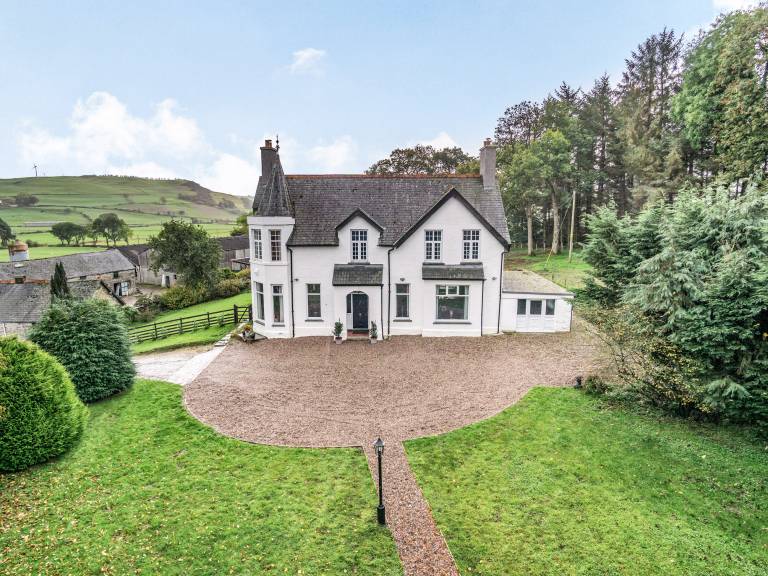 Family-oriented cottage with hot tub, yard & barbecue | River view | Dogs allowed in Conwy