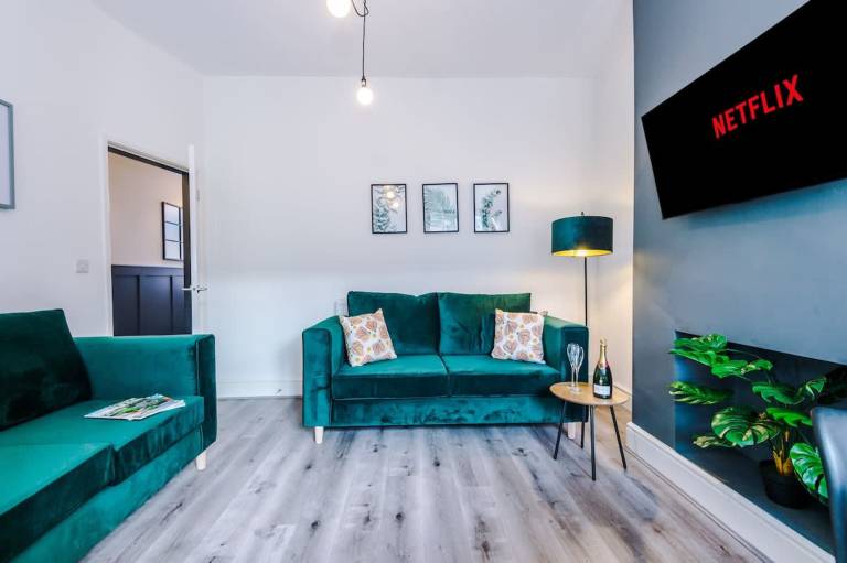Modern home ideal for business groups sleeps 7 — photo 4