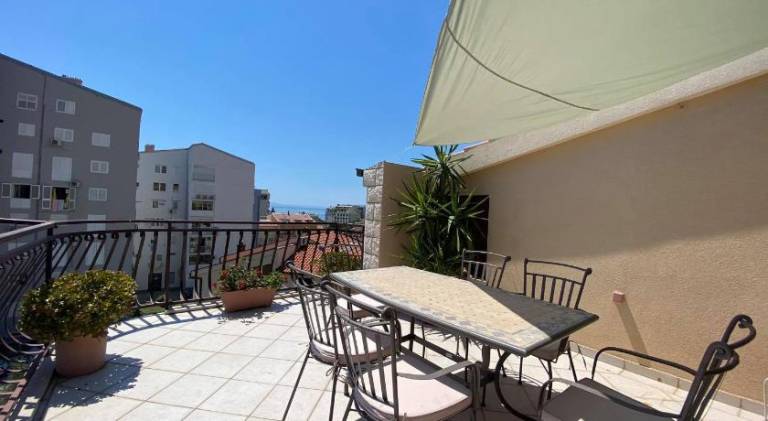 Apartment with yard & terrace — photo 3
