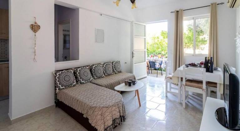 Holiday apartment with barbeque & yard in Rhodes
