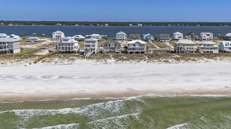 Spacious beachfront retreat for 13 — photo 4