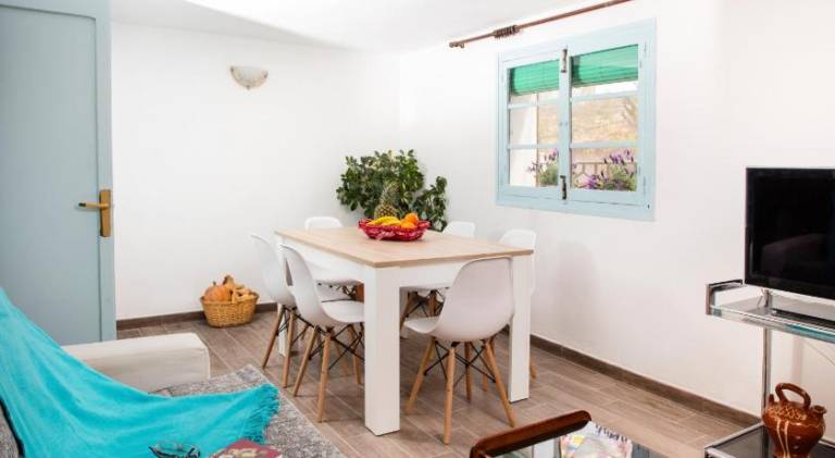 Vacation home with garden, terrace & grill in Teruel