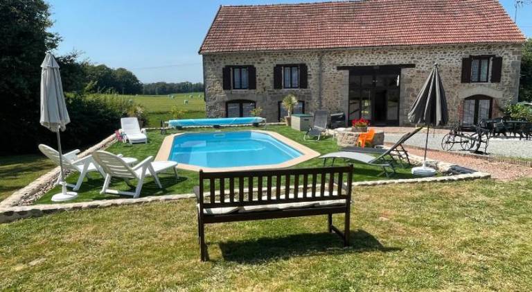 Holiday apartment with patio, pool & garden in Gueret