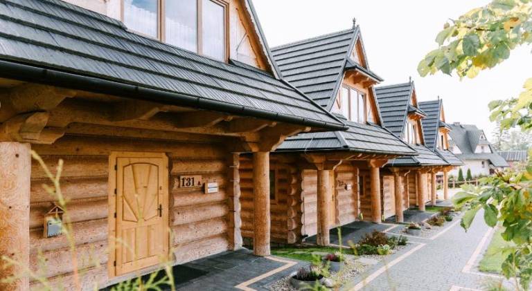Chalet with patio, barbecue & yard in Koscielisko