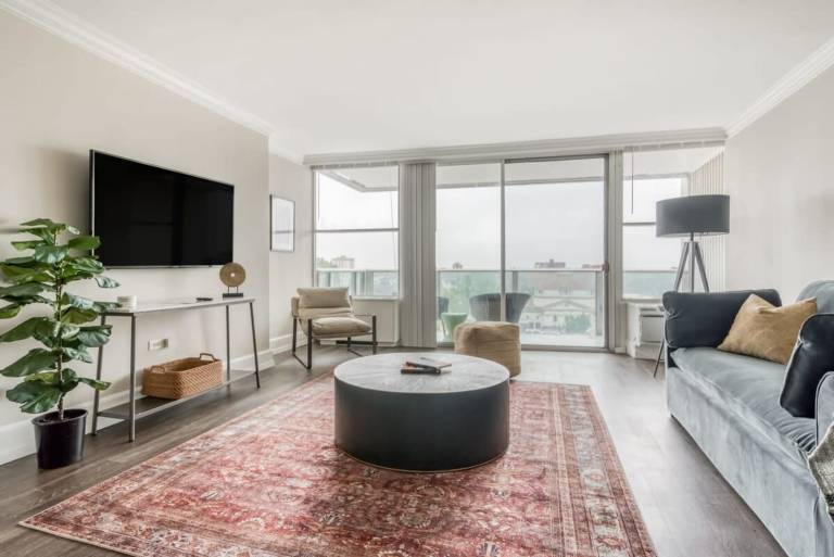 CozySuites 800 Tower 1BR w sky pool gym 05
