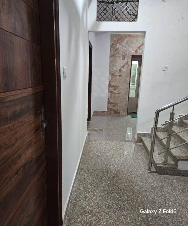 Goroomgo Medhya Grand Varanasi Indian Only Best location Near Shree Kashi Viswanath Temple and Ganga — photo 4